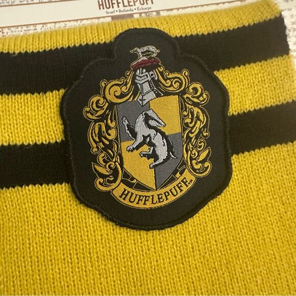 NEW!! Harry Potter HUFFLEPUFF Scarf, Adult OS - Picture 2 of 7